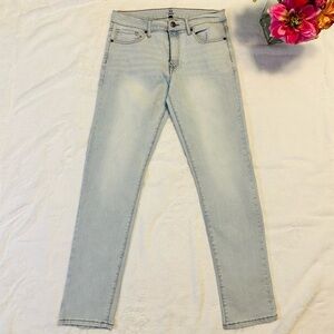 Lazer Pointe light wash men’s jeans